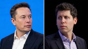 Un montaje de dos hombres: a la izquierda, Elon Musk con camisa blanca y traje oscuro sobre fondo azul; a la derecha, Sam Altman con camisa lila y traje oscuro sobre fondo negro.
