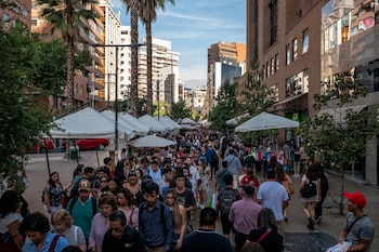 Compradores a la salida del