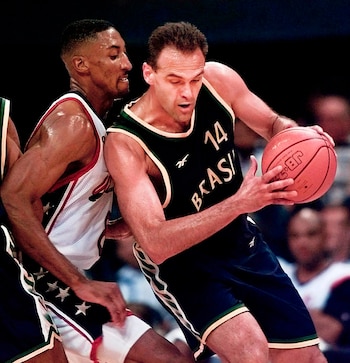 Oscar Schmidt enfrentando a Scottie