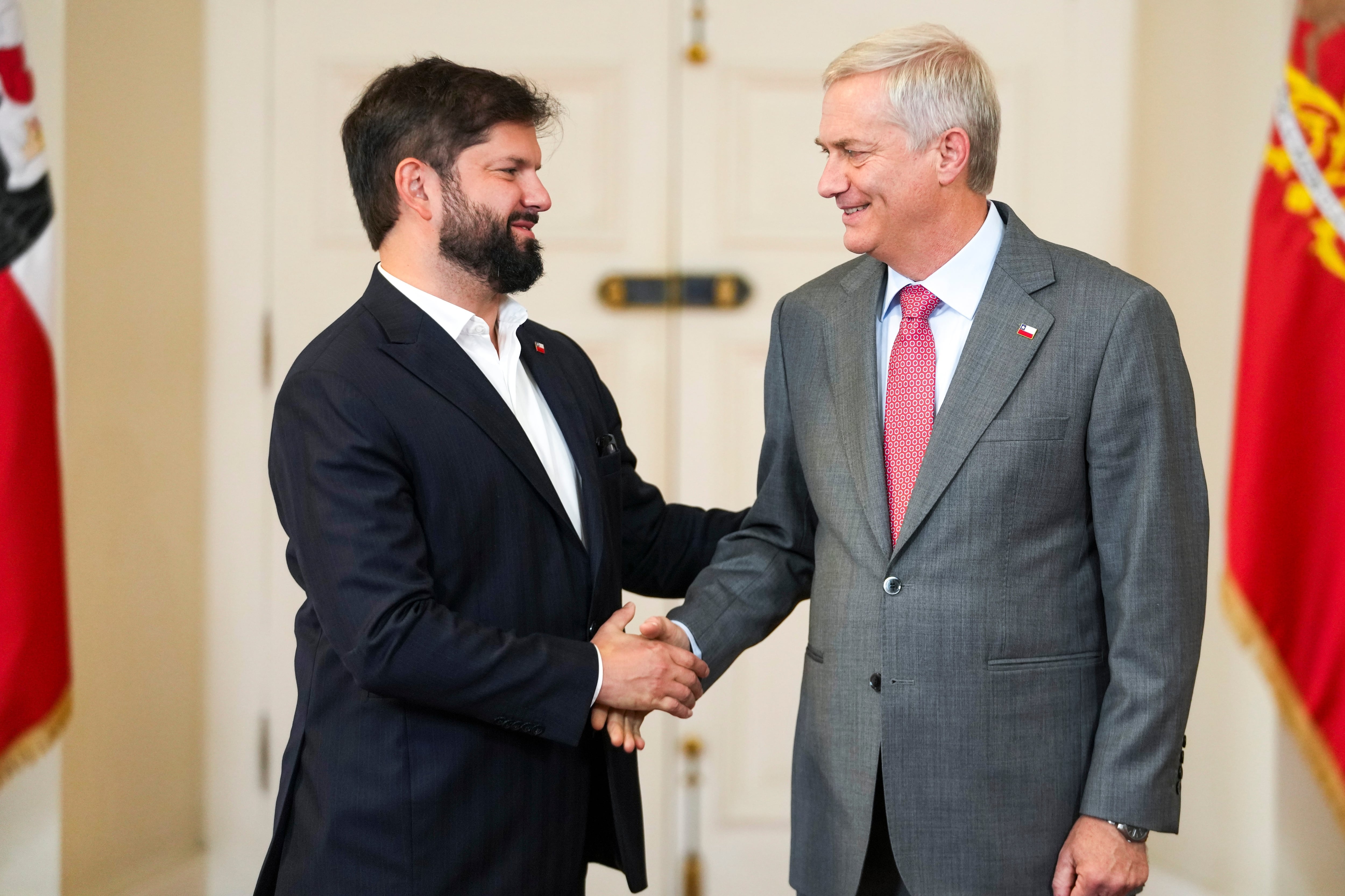 Gabriel Boric recibió en el Palacio de La Moneda al presidente electo José Antonio Kast, un día después de su triunfo en las elecciones de Chile (AP Foto/Esteban Félix)