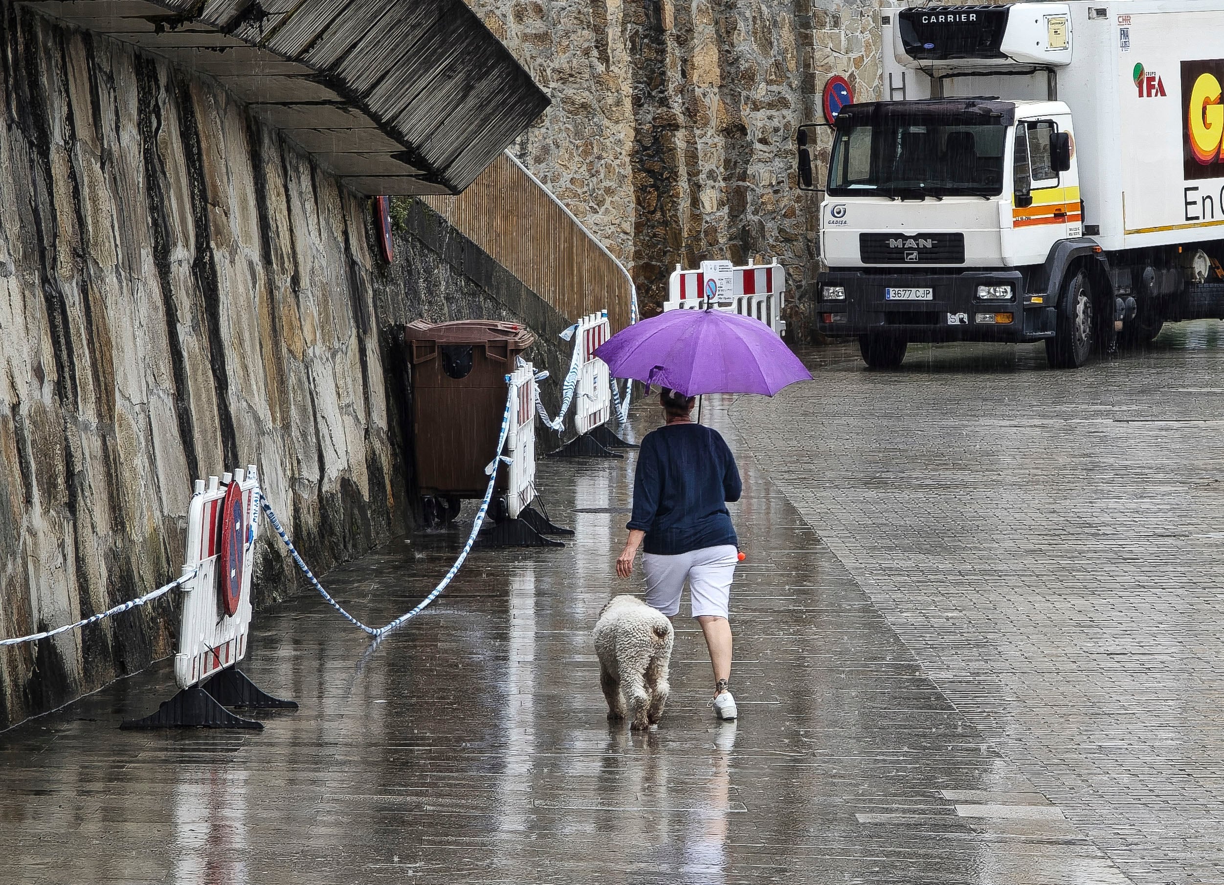 La Agencia Estatal de Meteorología (Aemet) ha elevado este miércoles a aviso naranja la zona oeste de A Coruña (Galicia) por peligro importante de lluvias. (EFE/Moncho Fuentes)