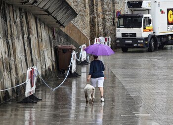 La Agencia Estatal de Meteorología (Aemet) ha elevado este miércoles a aviso naranja la zona oeste de A Coruña (Galicia) por peligro importante de lluvias. (EFE/Moncho Fuentes)