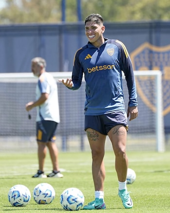 Palacios, sonriente, con los colores