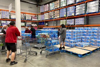 Clientes compran agua y papel