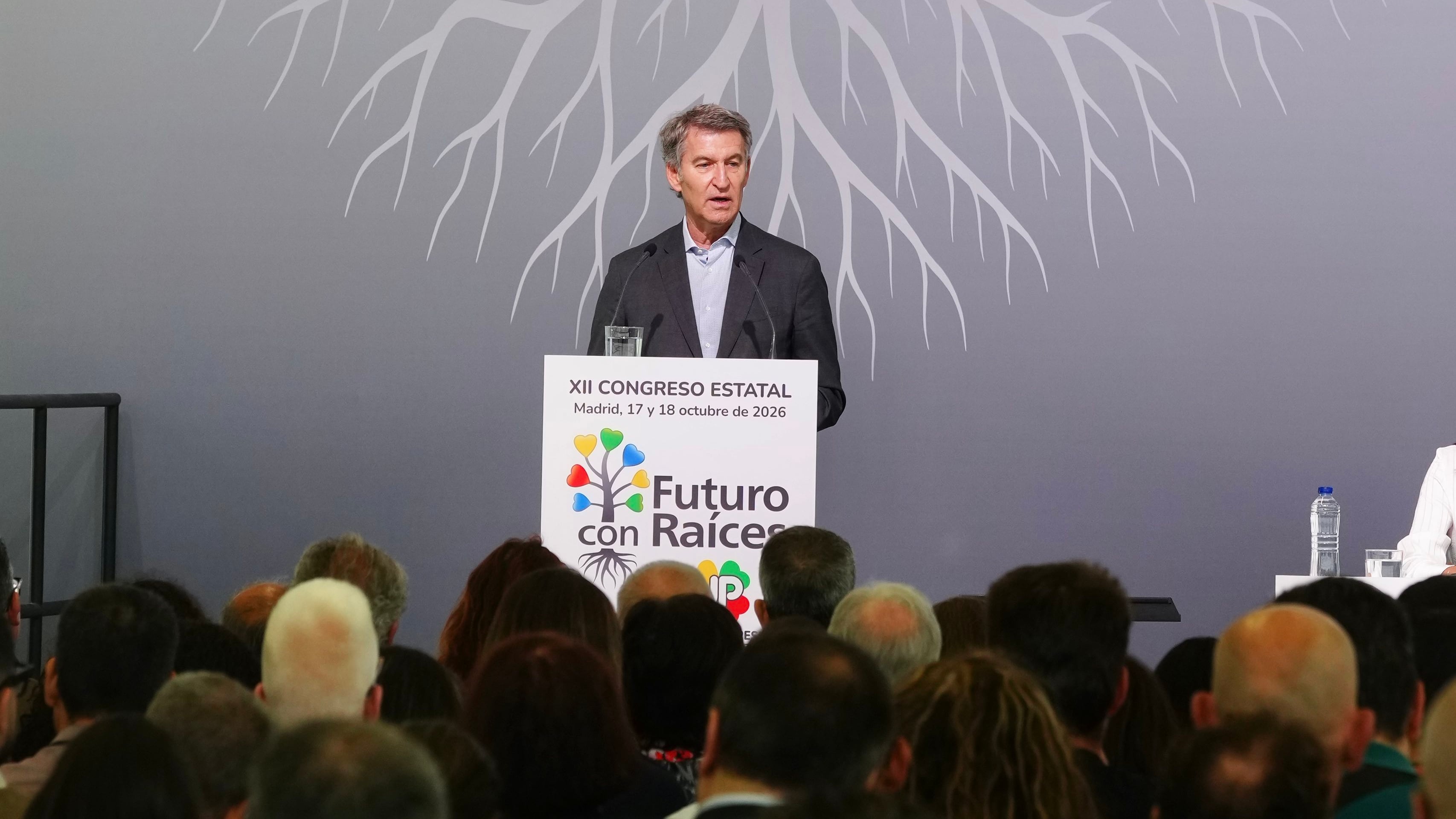 Feijóo promete que las personas ciegas podrán “ejercer plenamente el derecho al voto y de forma secreta”, algo que ya hacen desde hace 19 años por una reforma del PSOE