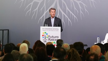 Feijóo promete que las personas ciegas podrán “ejercer plenamente el derecho al voto y de forma secreta”, algo que ya hacen desde hace 19 años por una reforma del PSOE