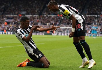 Alexander Isak del Newcastle celebra
