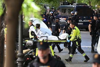 MADRID (ESPAÑA), 23/09/2026.- Miembros de la Policía Nacional ejecutan el desahucio de Maricarmen, una anciana de 87 años este miércoles en la calle del Alcalde Sainz de Baranda, en el madrileño distrito de Retiro. EFE/ Fernando Villar
