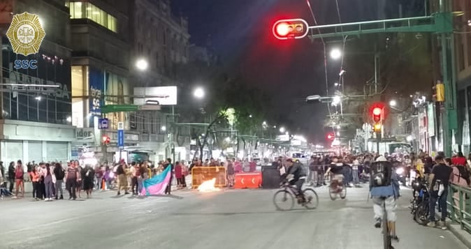 Hasta las 21:00 horas el bloqueo continuaba en Eje Central. Foto: (OVIAL;SSCCDMX)