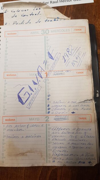 Debajo del nombre de su