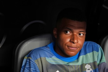 Kylian Mbappé sentado en el banquillo del Real Madrid. (Foto AP/Rebecca Blackwell)