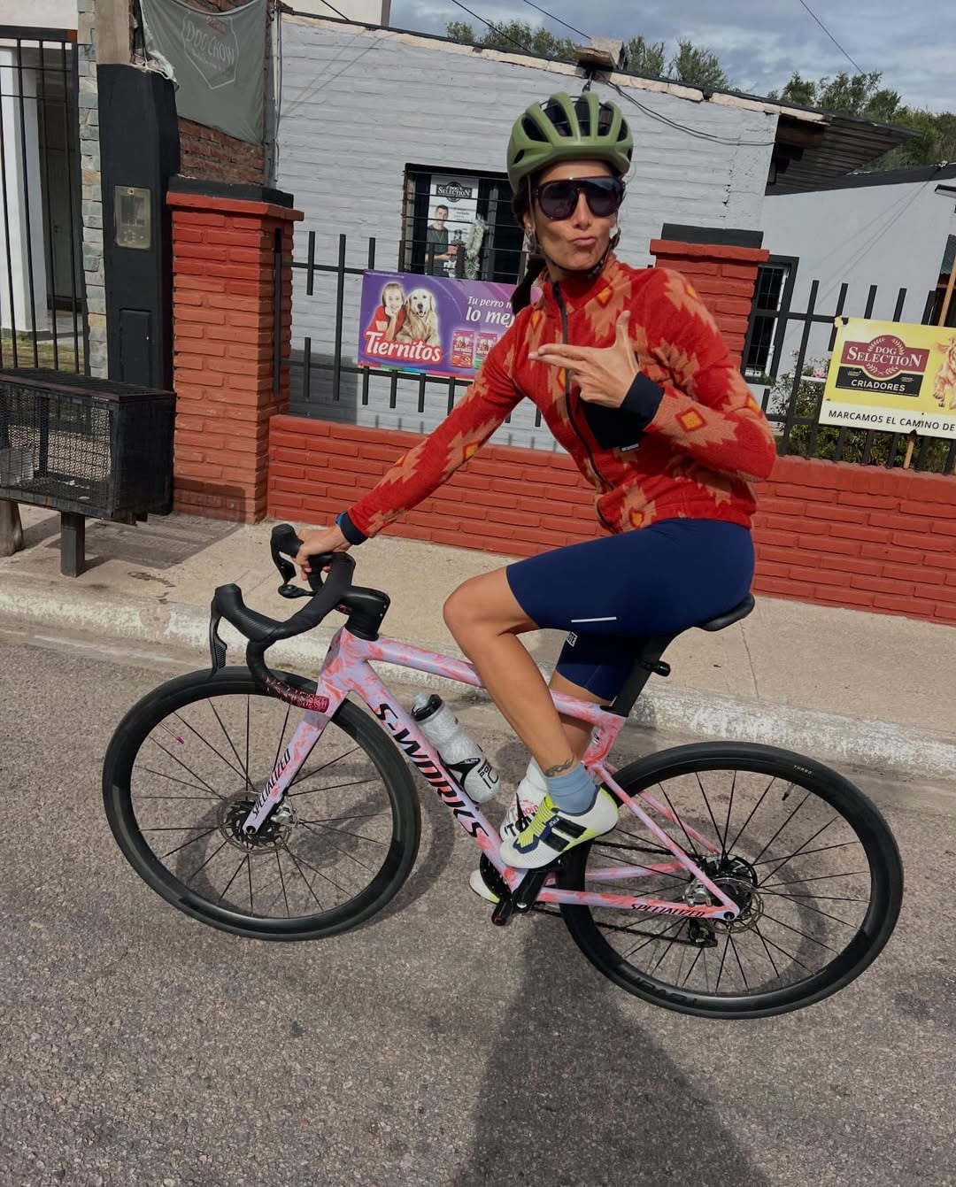 Juana, con casco y bicicleta, se mostró divertida y descontracturada en una salida a puro sol y buena energía