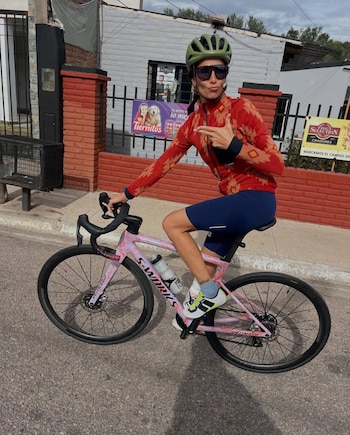 Juana, con casco y bicicleta, se mostró divertida y descontracturada en una salida a puro sol y buena energía