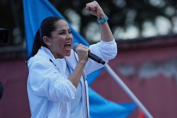 Luisa González, entonces candidata presidencial del partido Revolución Ciudadana, da un discurso en un acto de campaña en Quito, Ecuador, el miércoles 9 de abril de 2025. (AP Foto/Dolores Ochoa)