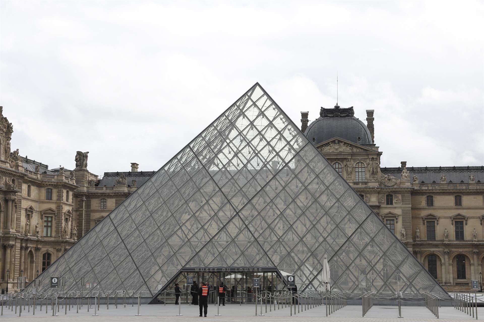 Nuevo escándalo en el Louvre: una filtración de agua dañó cientos de obras en el departamento egipcio