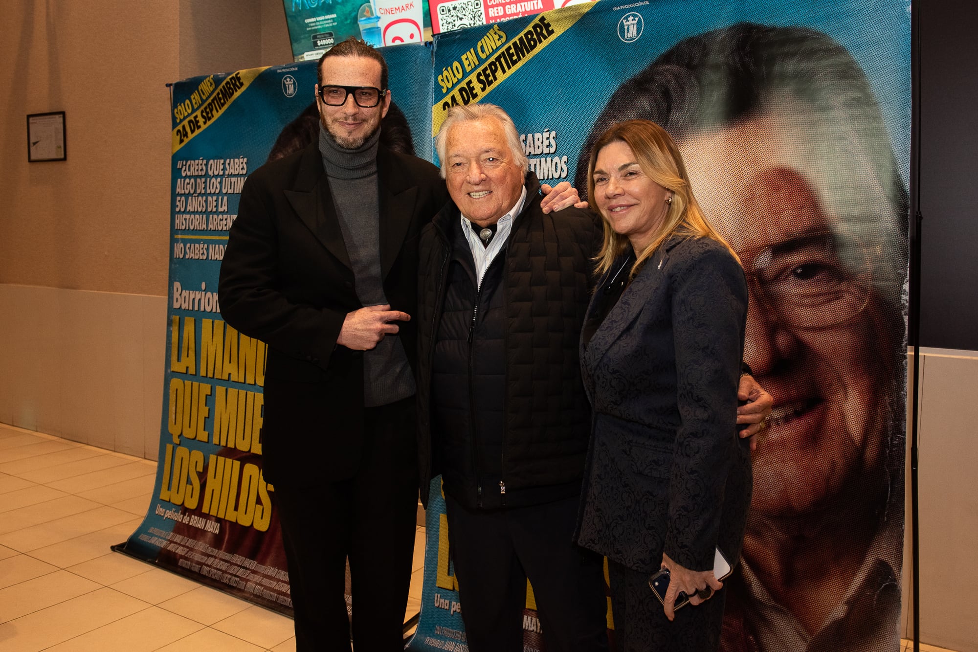 Luis Barrionuevo, con su hija Sandra y Brian Maya, el director de