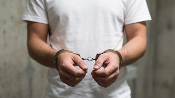 Policía salvadoreña interceptó un sujeto con dos kilos de marihuana en San Salvador