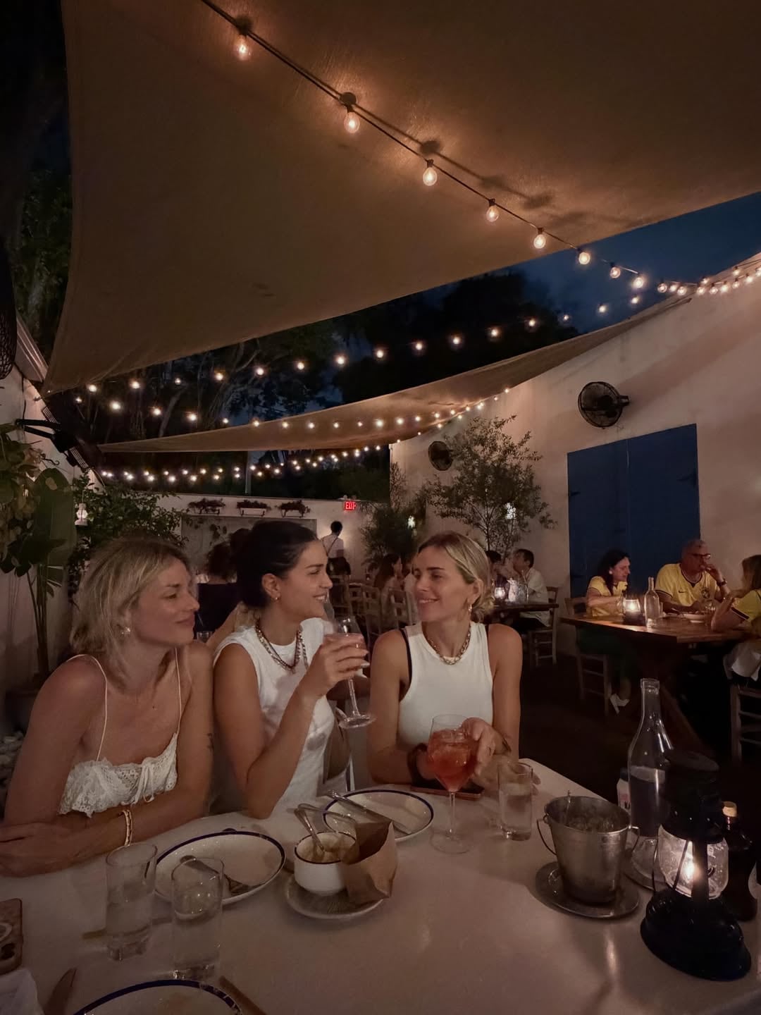 Durante sus primeras horas, Zaira compartió una cena animada con amigas, disfrutando de la vida nocturna de la ciudad