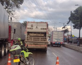 Se presenta volqueta varada en