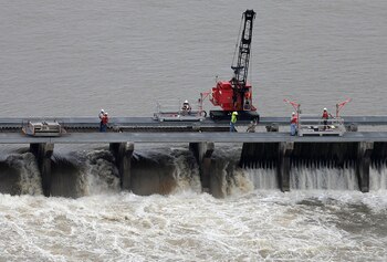 Los trabajadores abren las compuertas