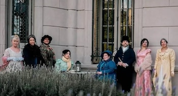 Las integrantes de la Sociedad Victoriana Augusta confeccionan cada prenda con materiales de época y reconstruyen la historia argentina desde la experiencia personal (Captura de video)