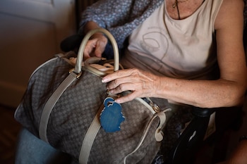 23/09/2026 Maricarmen prepara una bolsa con sus cosas, a 23 de septiembre de 2026, en Madrid (España). Maricarmen, una vecina de 87 años del barrio madrileño de Retiro, se enfrenta este miércoles día 23 a un cuarto y definitivo intento de desahucio de la casa donde ha vivido durante más de siete décadas, en el número 46 de la calle Alcalde Sainz de Baranda. El caso de Maricarmen se ha convertido en uno de los símbolos de la lucha por el acceso a la vivienda en Madrid. El padre de Maricarmen firmó en 1956 un contrato de arrendamiento para esa vivienda y tras su muerte, el contrato se subrogó en su esposa y, posteriormente, pasaría a Maricarmen.
POLITICA
Fernando Sánchez - Europa Press