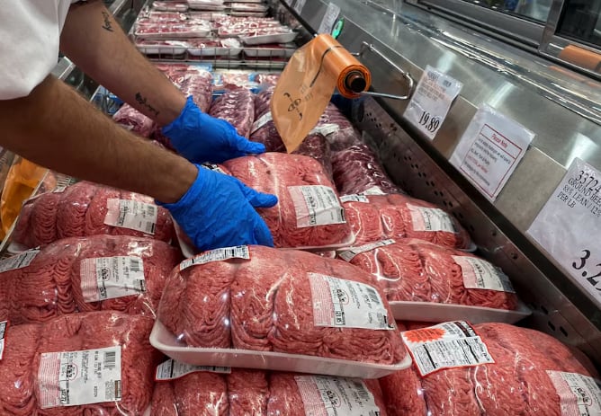 A nivel de productos específicos, se destacaron los avances en cortes de carne vacuna, tomate, gaseosas, combustible y servicios de streaming (Foto: Reuters)