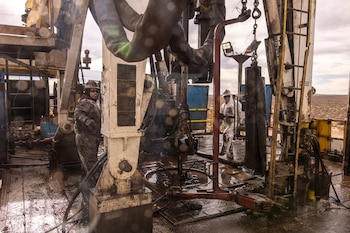 Trabajadores petroleros llegan a Añelo con mochilas y carpas, en busca de empleo en el auge de Vaca Muerta (Foto: New York Times)