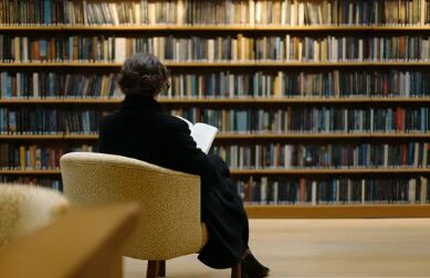 La anciana pasa muchas horas en bibliotecas públicas. (Adobe Stock)