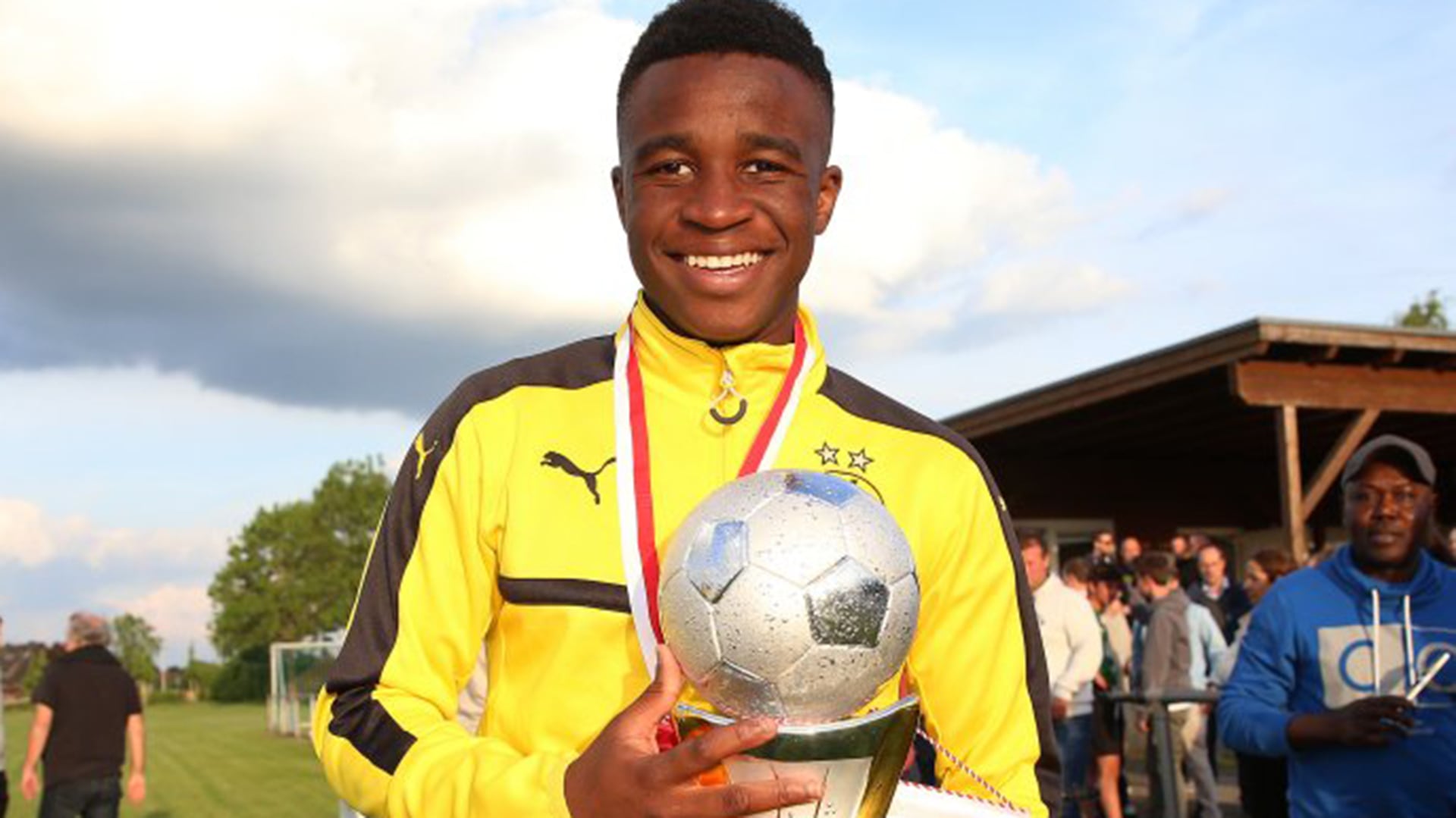 Moukoko sumó 141 goles y 27 asistencias en 88 partidos juveniles y se convirtió en una figura excepcional de las inferiores del Borussia Dortmund