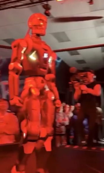 El robot humanoide salió ganador del combate con el humano. (Instagram)