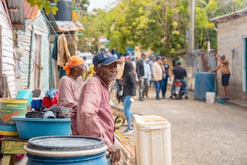 El presidente Luis Abinader decretó emergencia regional en seis distritos de República Dominicana por lluvias intensas y riesgo de inundaciones. (Foto cortesía Ministerio de la Presidencia)