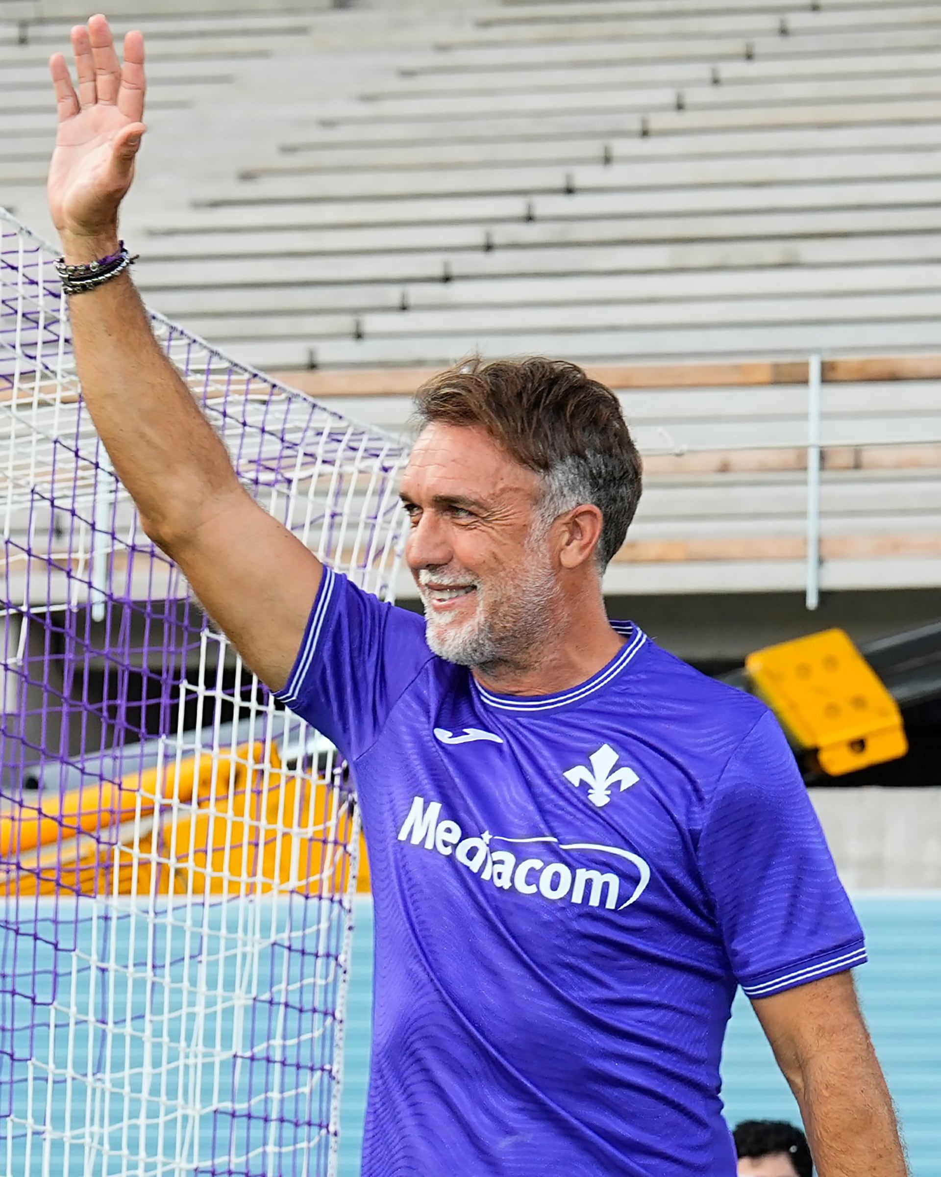 Gabriel Batistuta saluda a los asistentes en un estadio luciendo la camiseta oficial de la Fiorentina