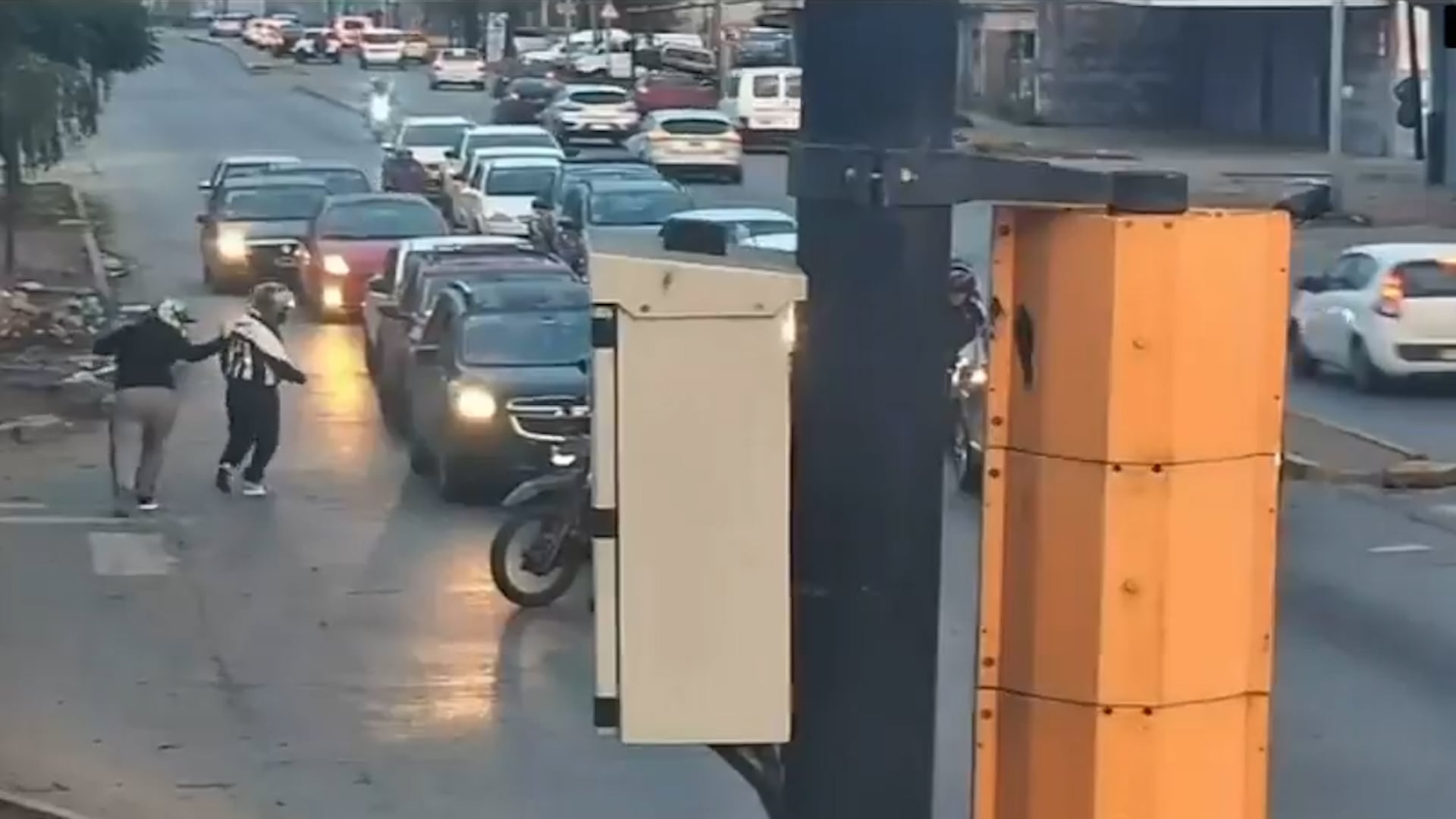 Video: un policía de la Ciudad se defendió a los tiros de un robo en Malvinas Argentinas y mató a un motochorro
