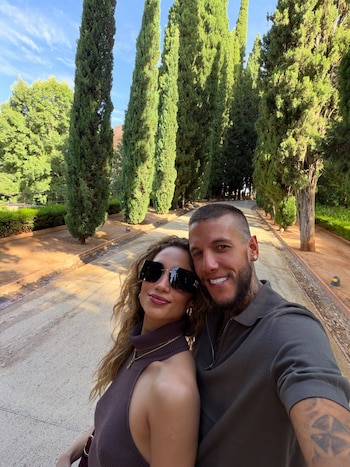 Alex y Melody se fotografiaron en los jardines de la Alhambra con una avenida de cipreses como telón de fondo
