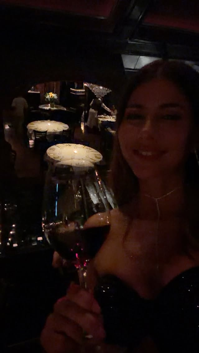 Majo levantó su copa y se sumó al brindis, registrando el clima íntimo y elegante de la noche