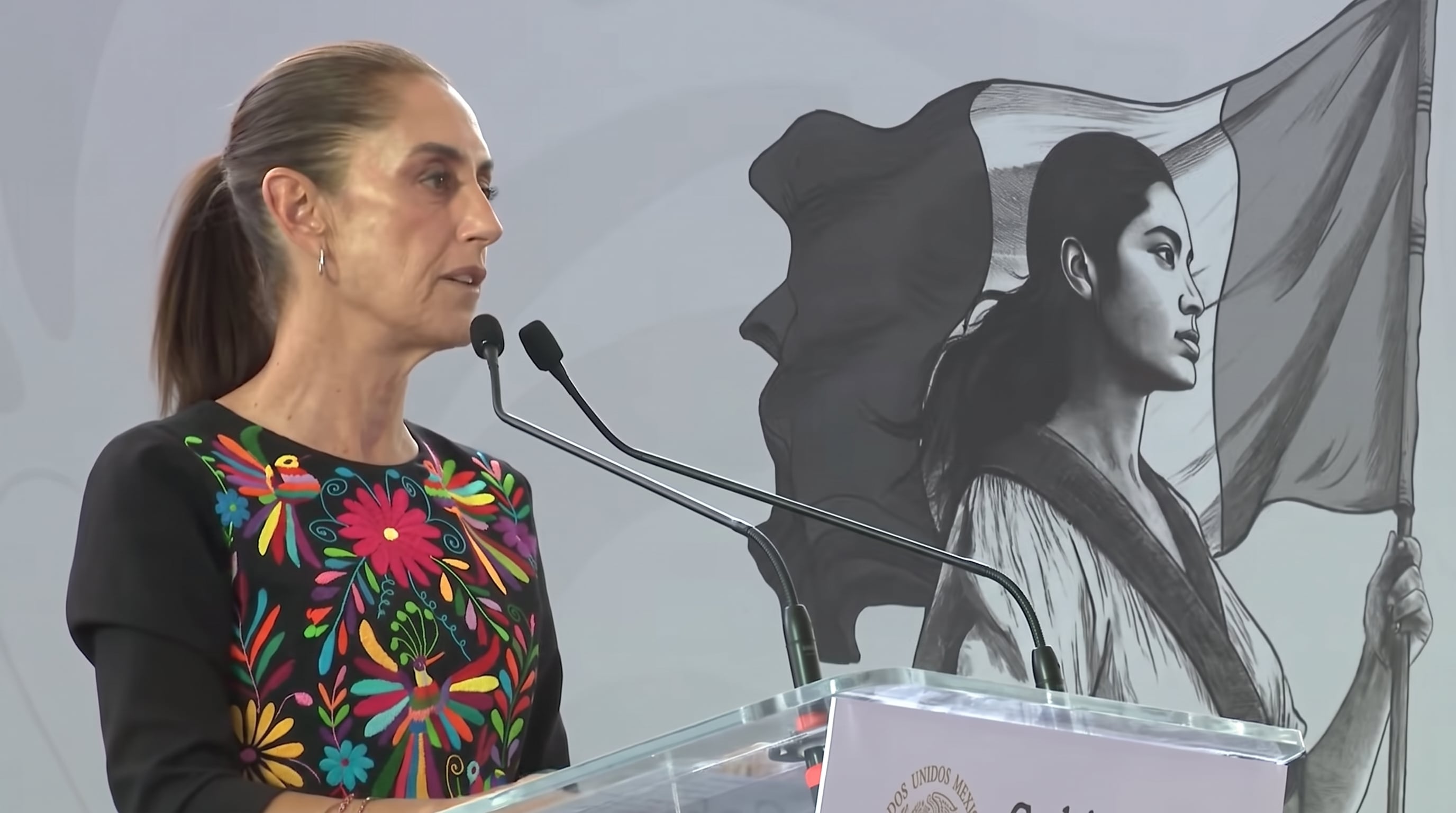 Claudia Sheinbaum dirige una conferencia de prensa desde el estrado oficial del Gobierno de México. (Imagen Ilustrativa Infobae)