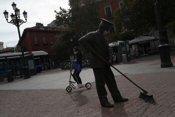 Una niña en patineta pasa