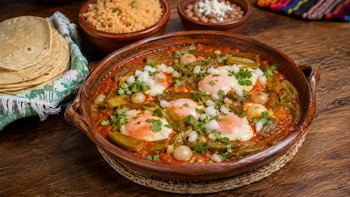 Desayuno mexicano nutritivo y económico: huevos ahogados con nopales