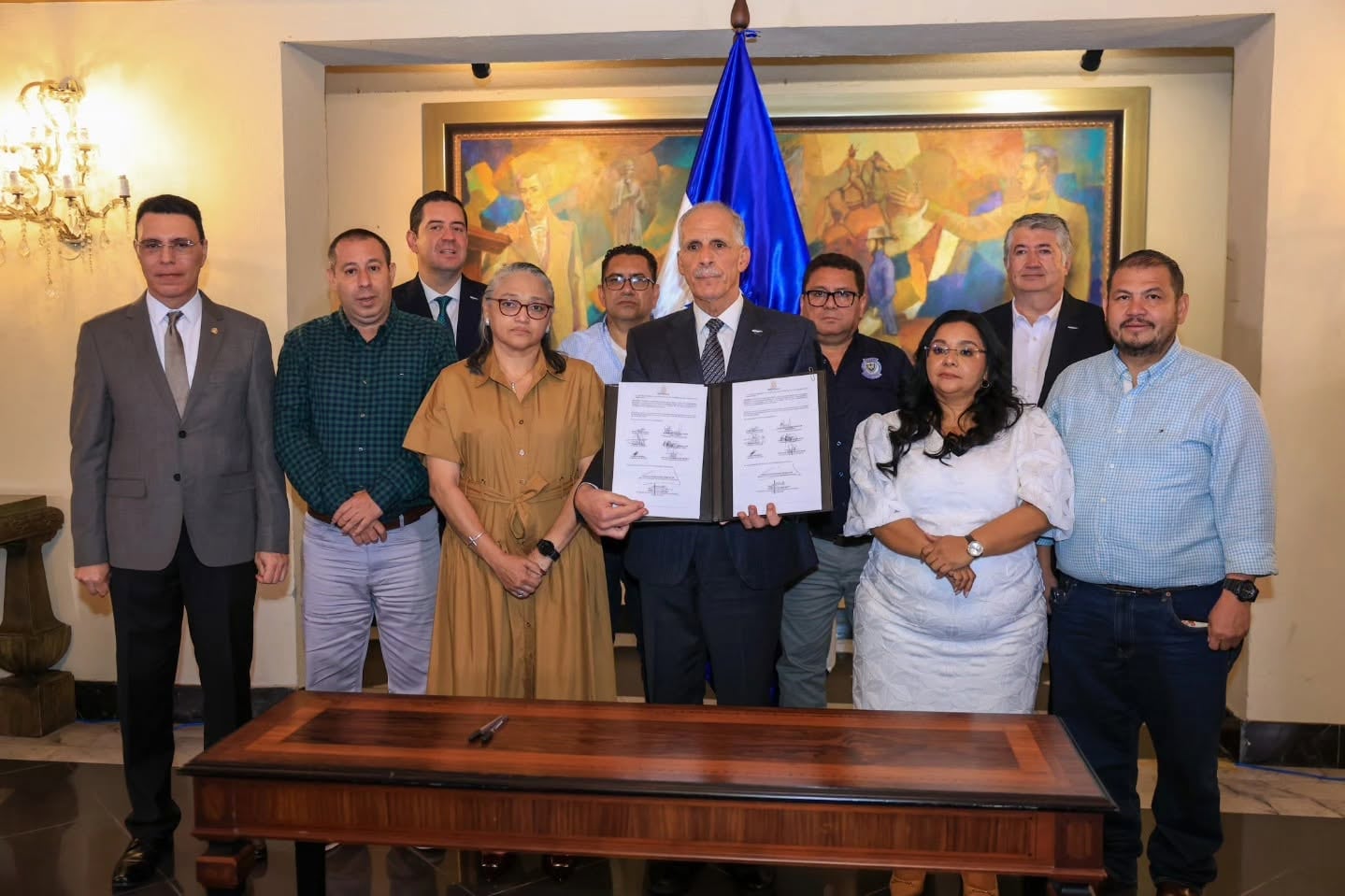 El incremento para los docentes comenzará a reflejarse en la planilla de junio, según la administración de Nasry Asfura. (Cortesía: Presidencia de Honduras)