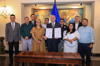 El incremento para los docentes comenzará a reflejarse en la planilla de junio, según la administración de Nasry Asfura. (Cortesía: Presidencia de Honduras)