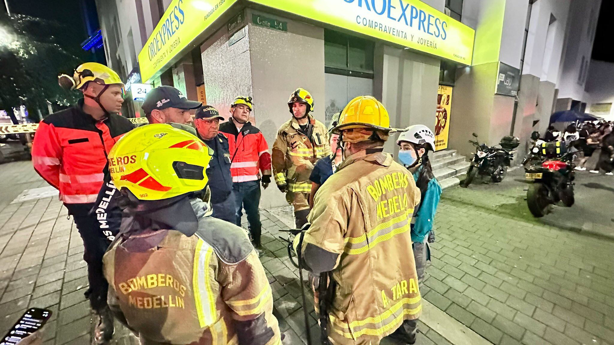 Un incendio ocurrió en el séptimo piso de la Clínica Fundadores de Medellín. Dos pacientes críticos que estaban en el lugar fueron trasladados a otro centro asistencial de la ciudad. (Crédito: @DAGRDMedellin / X)