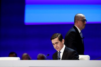 Carlos Torres Vila, presidente de BBVA (sentado), junto a Onur Genç, consejero delegado de la entidad. (Vincent West/Reuters)