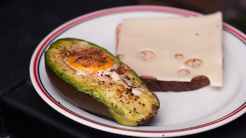 Asar la palta y agregarle