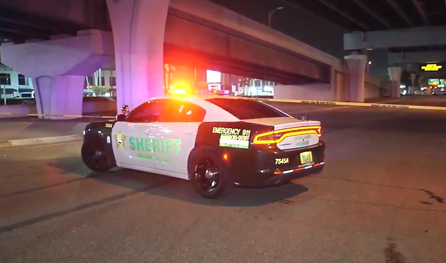Las tomas de calles con automóviles en Miami-Dade dejaron cuatro heridos, entre ellos un agente policial