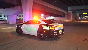 Las tomas de calles con automóviles en Miami-Dade dejaron cuatro heridos, entre ellos un agente policial