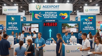 Múltiples personas interactúan en un estand con el logo de AGEXPORT, un contador digital de $19,659 y pantallas que muestran imágenes de inundaciones.