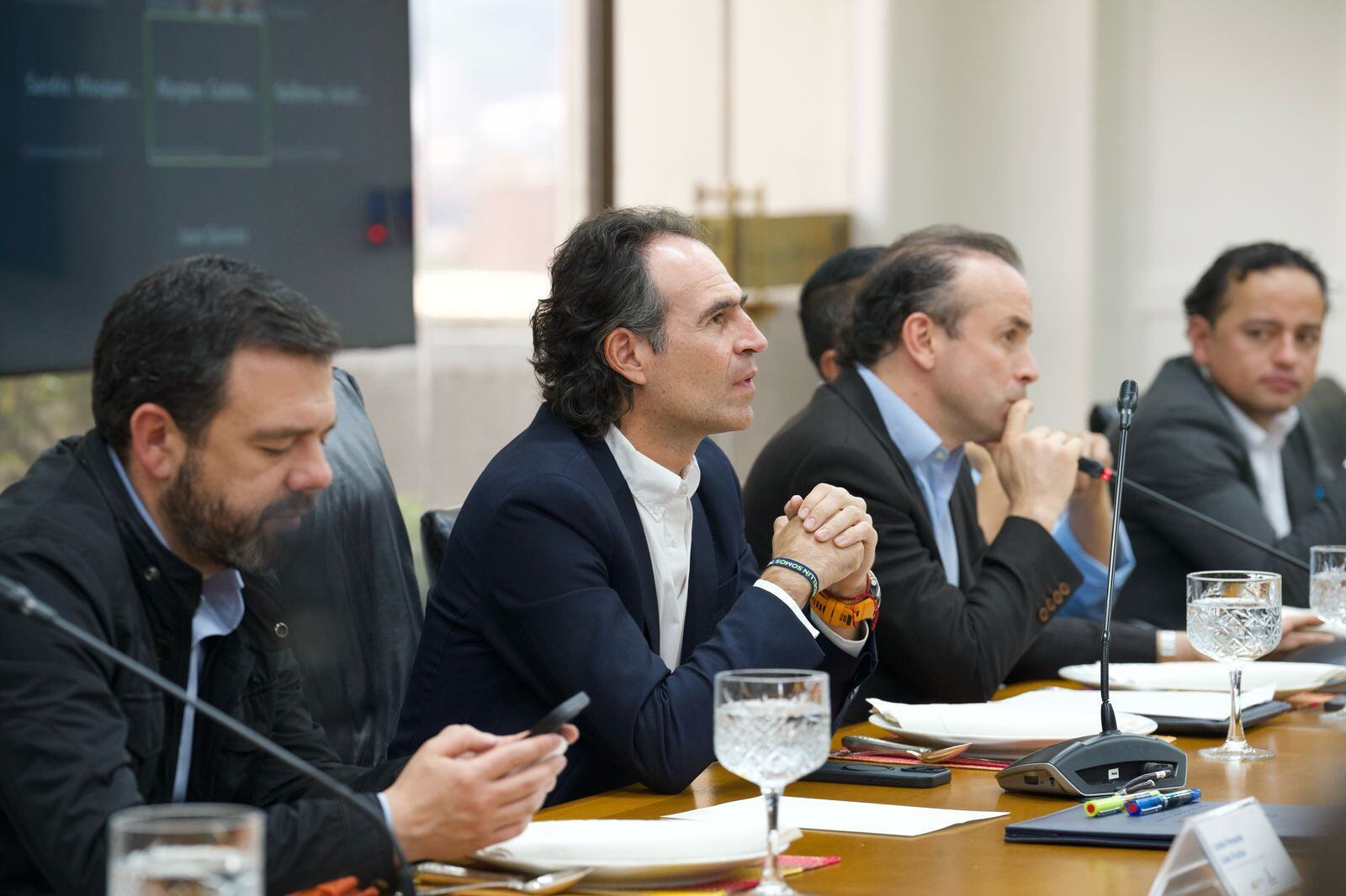 En su mensaje, el mandatario local advirtió sobre las consecuencias de lo que, en su opinión, es una cesión del Estado ante estructuras ilegales. Señaló directamente al presidente Gustavo Petro por permitir este tipo de escenarios y llamó a la ciudadanía a reaccionar frente a lo que describió como un deterioro institucional sin precedentes - crédito @Asocapitales/X