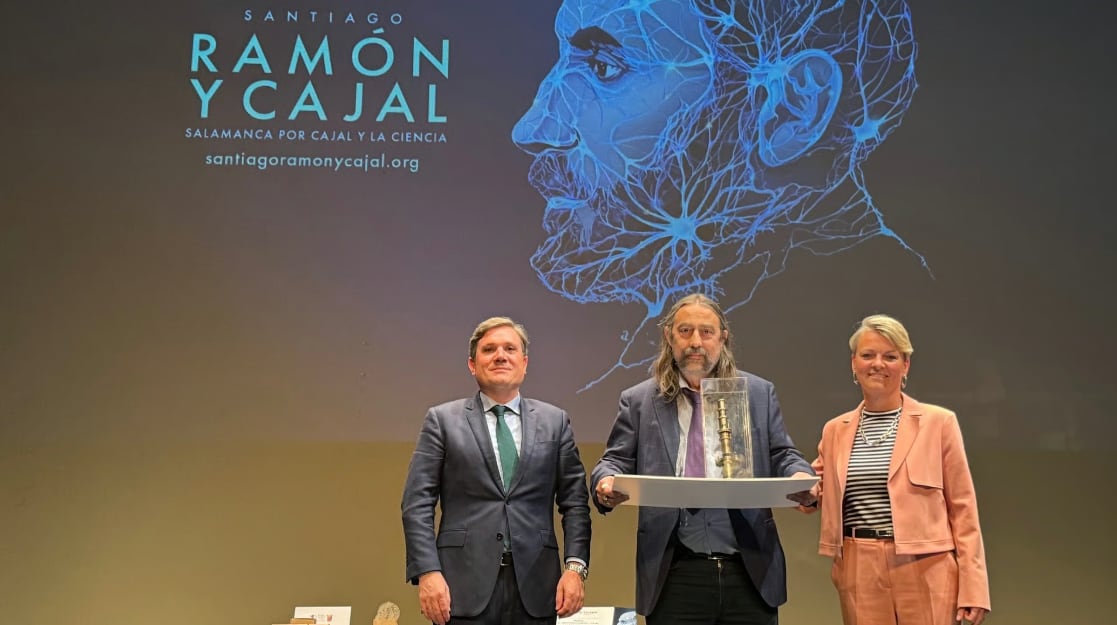 David Jiménez Gil (izquierda) entrega el Premio Santiago Ramón y Cajal a la Trayectoria, otorgado por Zeiss, a Adolfo García-Sastre, junto a Anita Sonnenfroh, directora general de Zeiss Ibérica. (Fundación Ramón y Cajal / José Francisco Adserias Vistué)