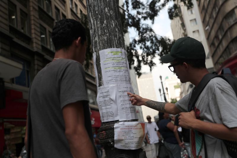 Personas leen anuncios de trabajo publicados en una calle en el centro de San Pablo (REUTERS/Amanda Perobelli/Archivo)